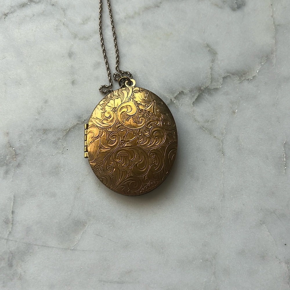 Gold Locket Necklace 🩷